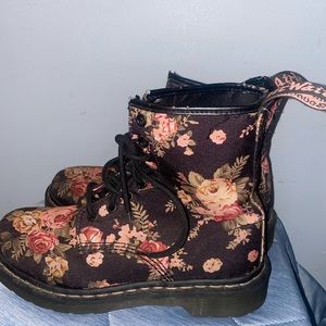 Trendy floral Dr. martens